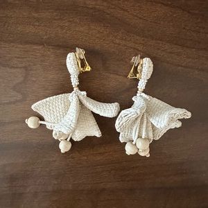 Handmade raffia Oscar de la Renta clip-on earrings in ivory